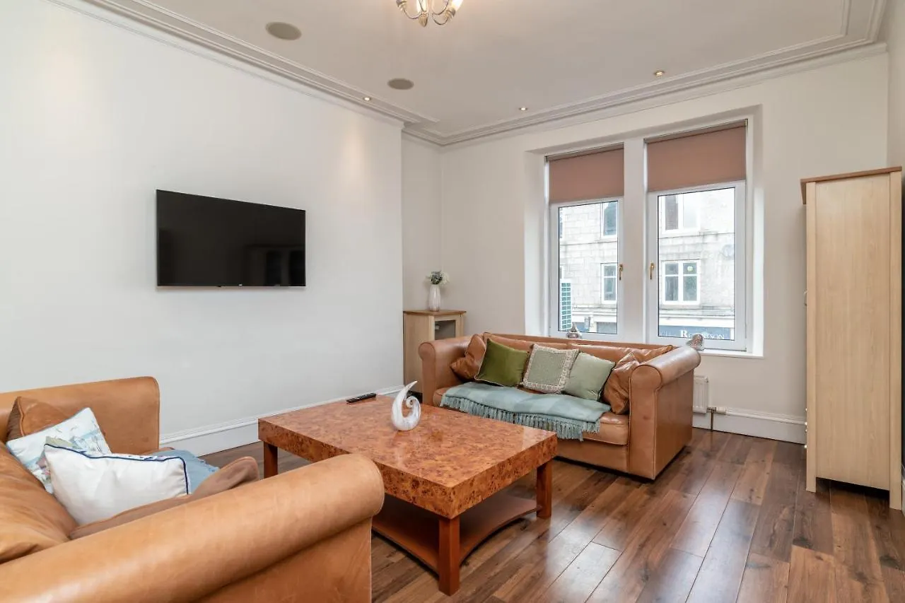 Spacious 5-Bedroom Townhouse In The West-End Aberdeen